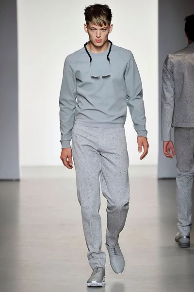 Look 32